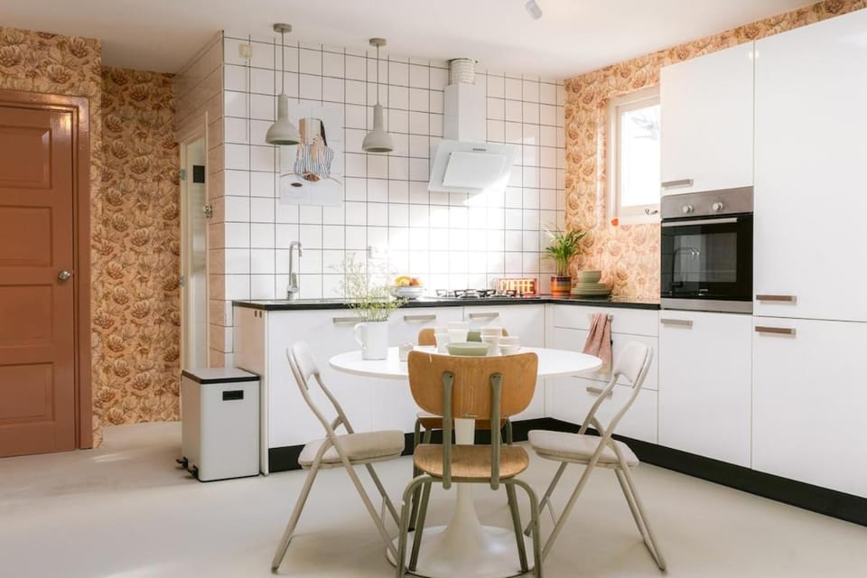 Kitchen or kitchenette, Dining area, oven, stove