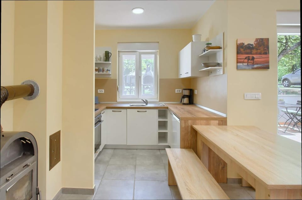 Kitchen or kitchenette, Dining area