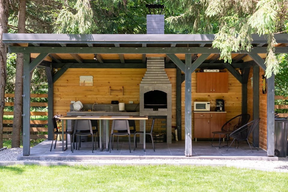 Property building, Patio, Spring, Day, BBQ facilities, Garden, Dining area, Garden view