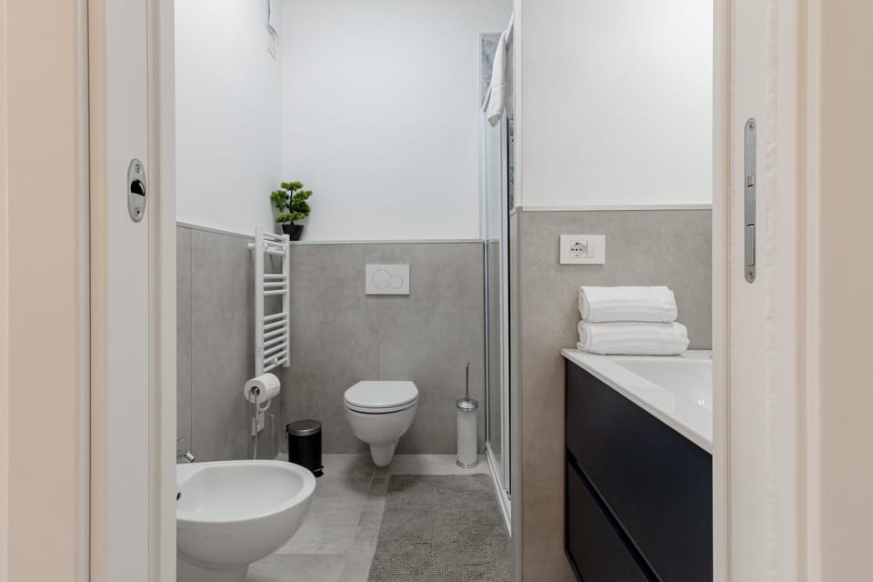 Shower, Toilet, Bathroom, bidet, towels