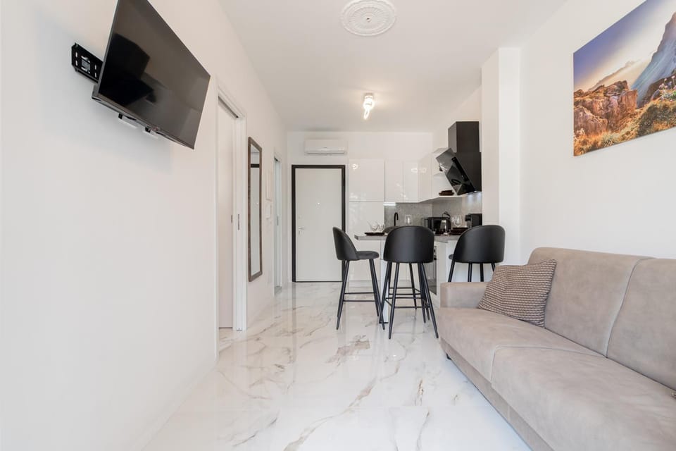 Communal lounge/ TV room, TV and multimedia, Kitchen or kitchenette, Living room, Seating area, Dining area