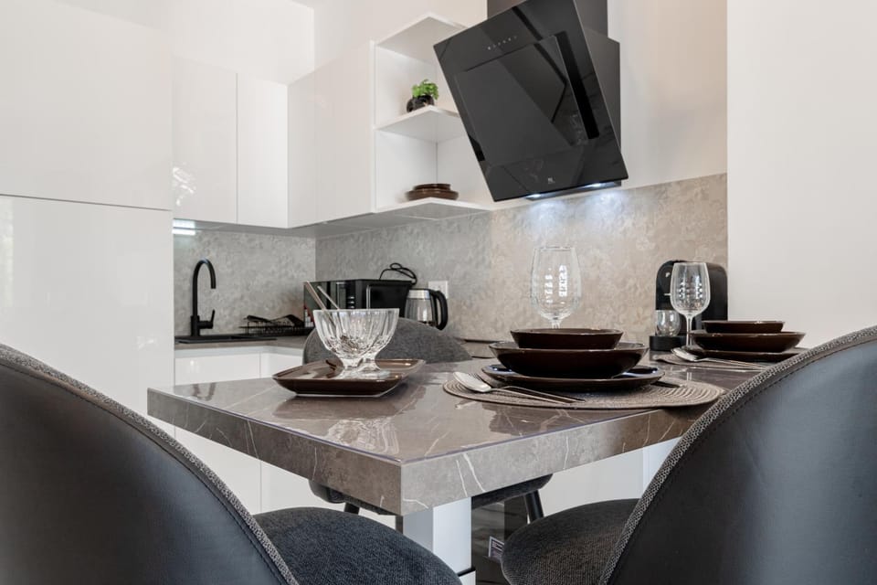 Kitchen or kitchenette, Dining area, stove