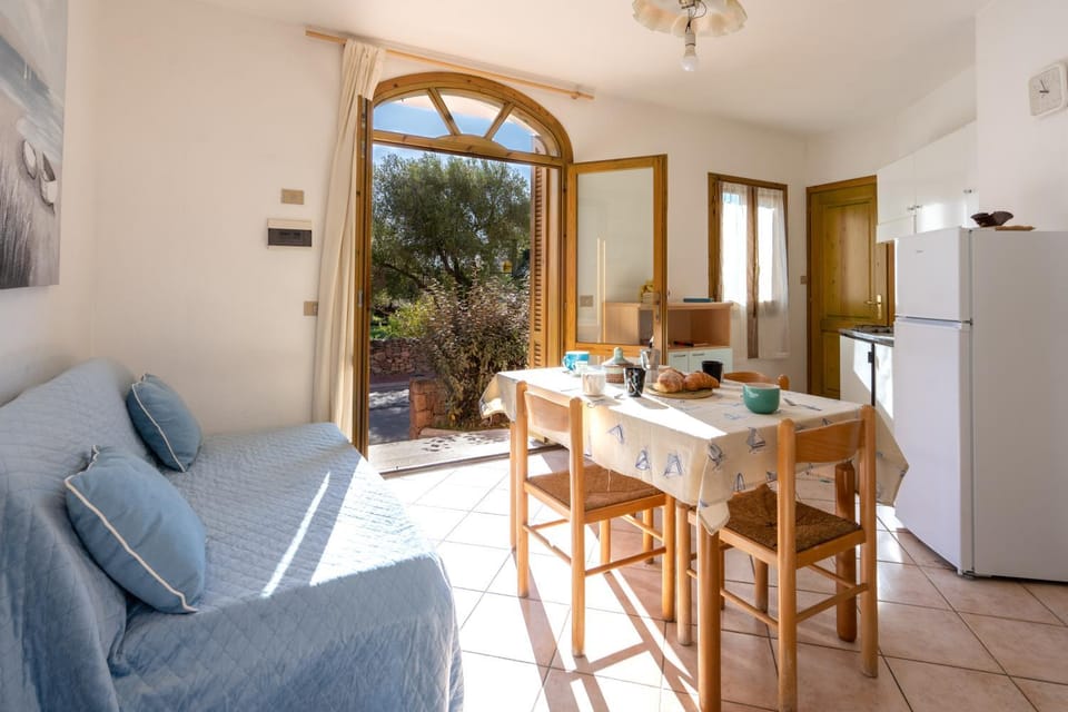 Kitchen or kitchenette, Dining area, oven