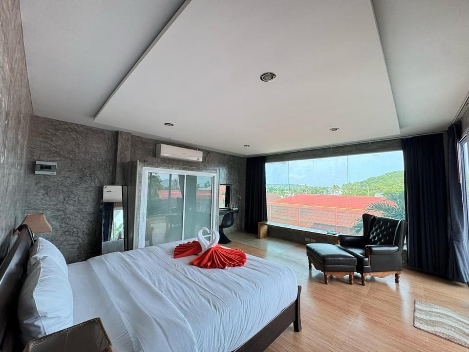 Bed, TV and multimedia, Photo of the whole room, Seating area, Evening entertainment, Bedroom, Mountain view