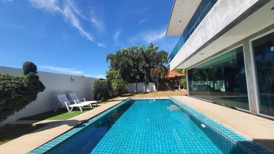 Property building, Day, Pool view, Swimming pool, sunbed