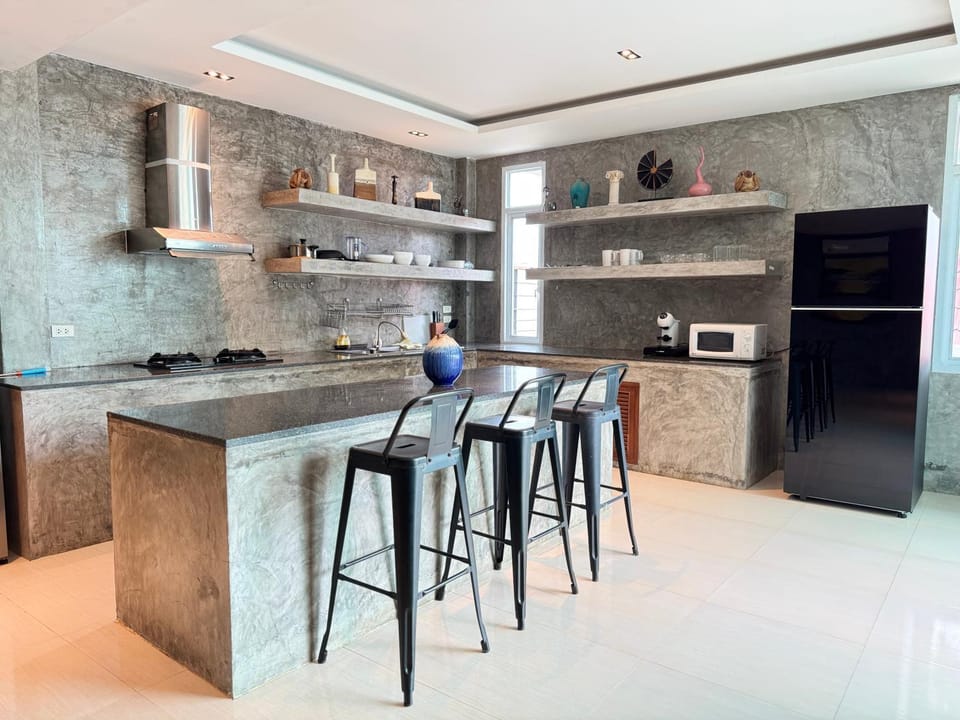 Kitchen or kitchenette, Dining area, stove