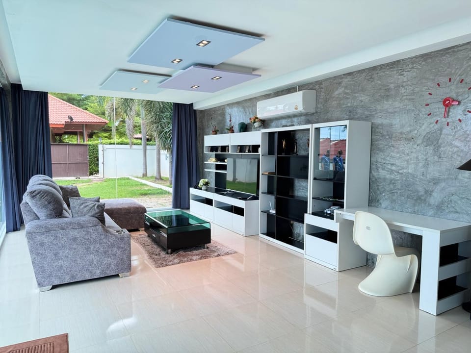 Communal lounge/ TV room, TV and multimedia, Living room, Seating area, Evening entertainment