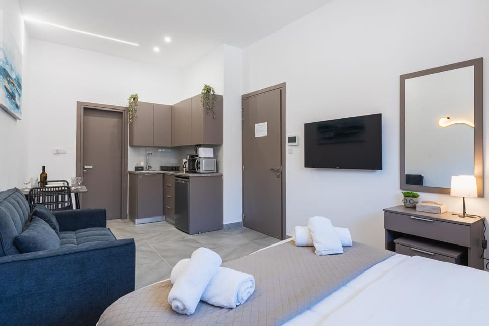 Bed, TV and multimedia, Living room, Seating area, Bedroom, towels