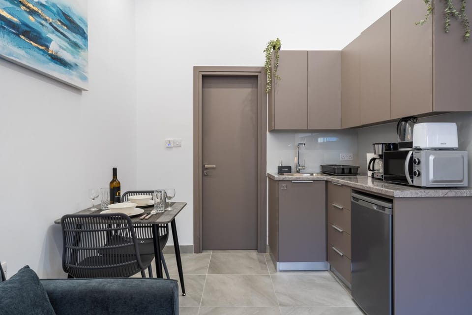 Coffee/tea facilities, Kitchen or kitchenette, Dining area, stove, toaster