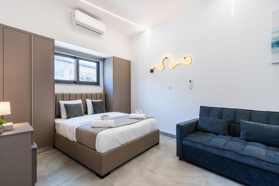 Bed, Seating area, towels, air conditioner
