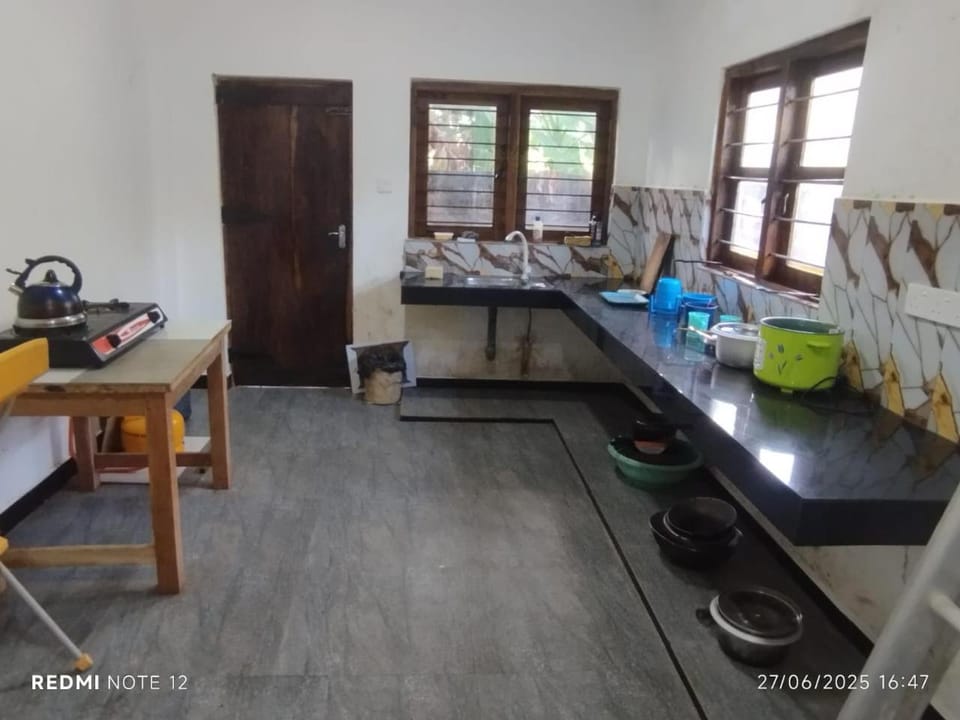 Kitchen or kitchenette, Kitchen or kitchenette