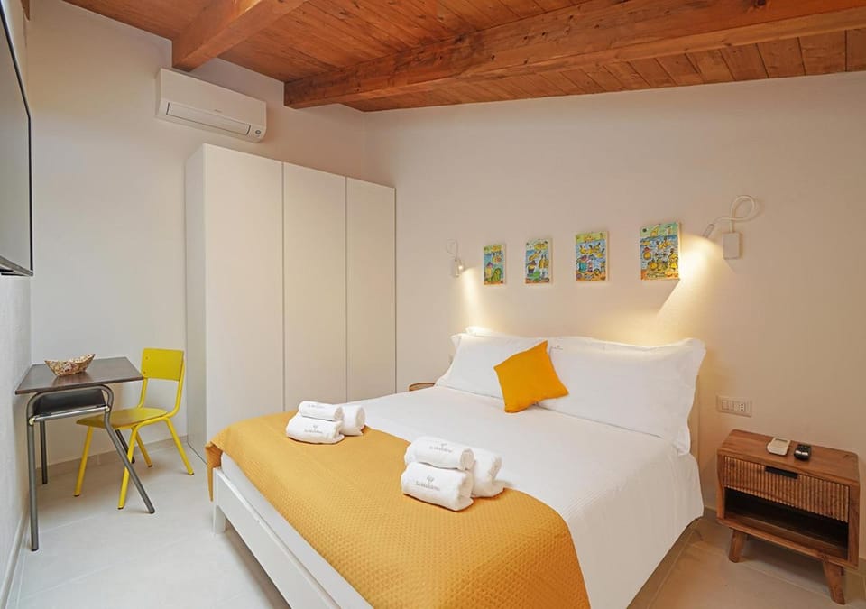 Bed, Photo of the whole room, Bedroom, towels, wardrobe, air conditioner
