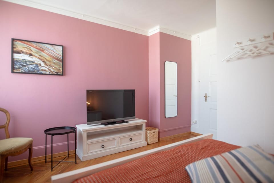 Photo of the whole room, furniture