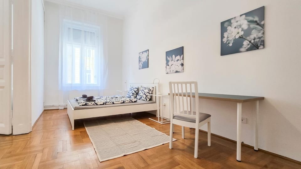 Bed, Seating area, Bedroom