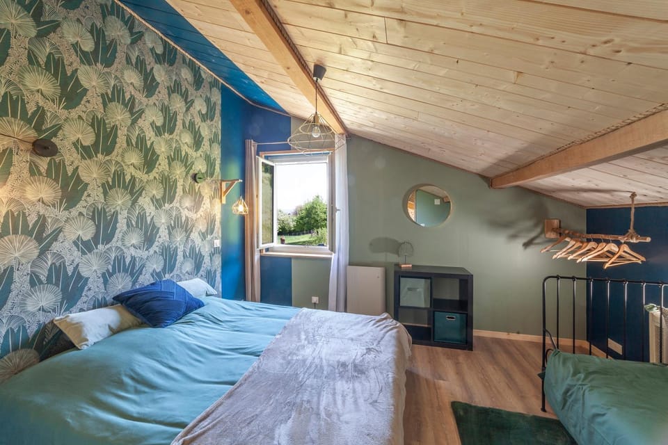 Photo of the whole room, Bedroom
