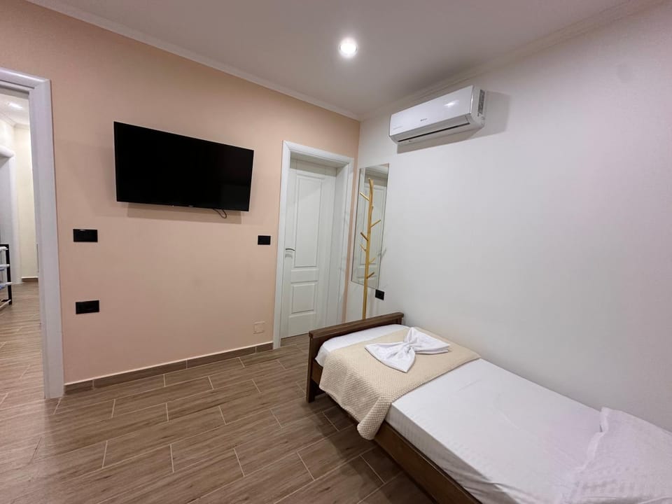 TV and multimedia, Photo of the whole room, Bedroom, towels, air conditioner
