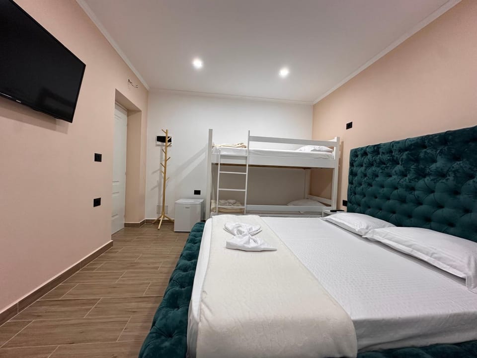Bed, TV and multimedia, Photo of the whole room, Bedroom, bunk bed, towels