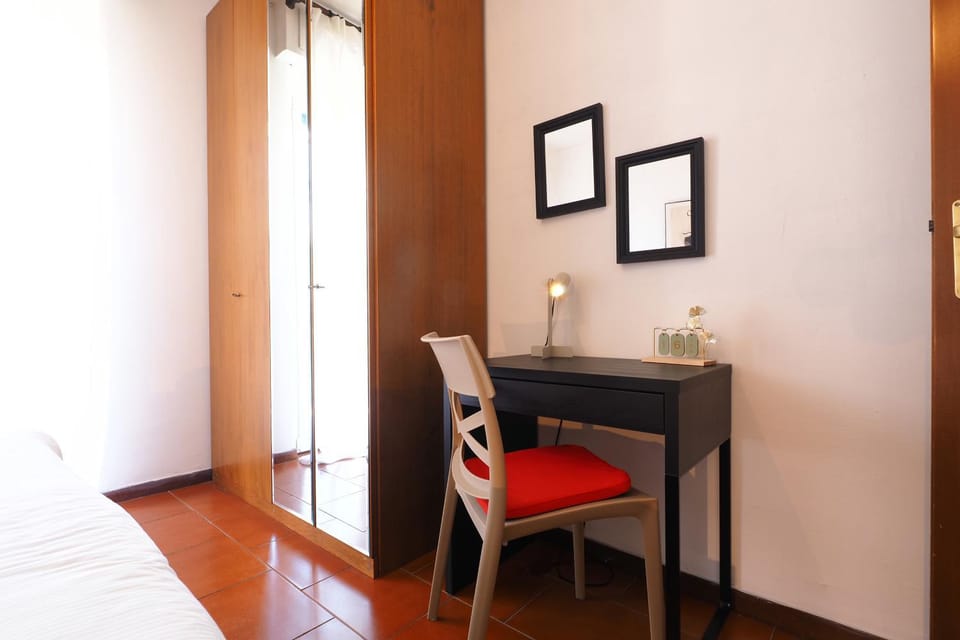 Photo of the whole room, Bedroom, wardrobe