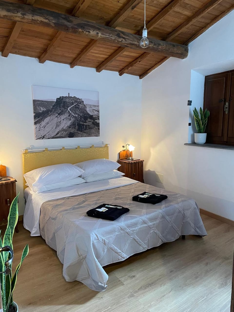 Bed, Photo of the whole room, Bedroom, towels