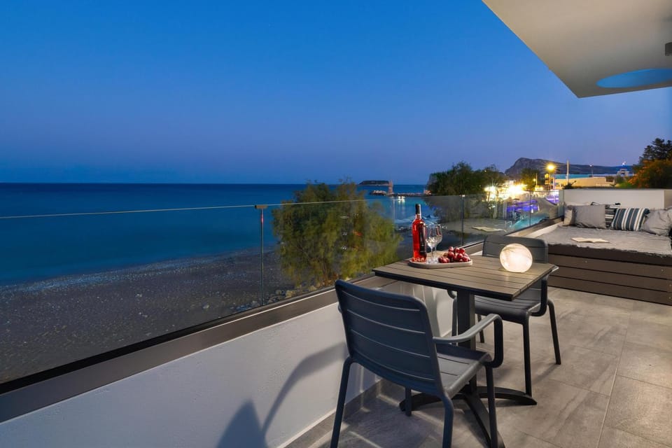 Seating area, Dining area, Sea view