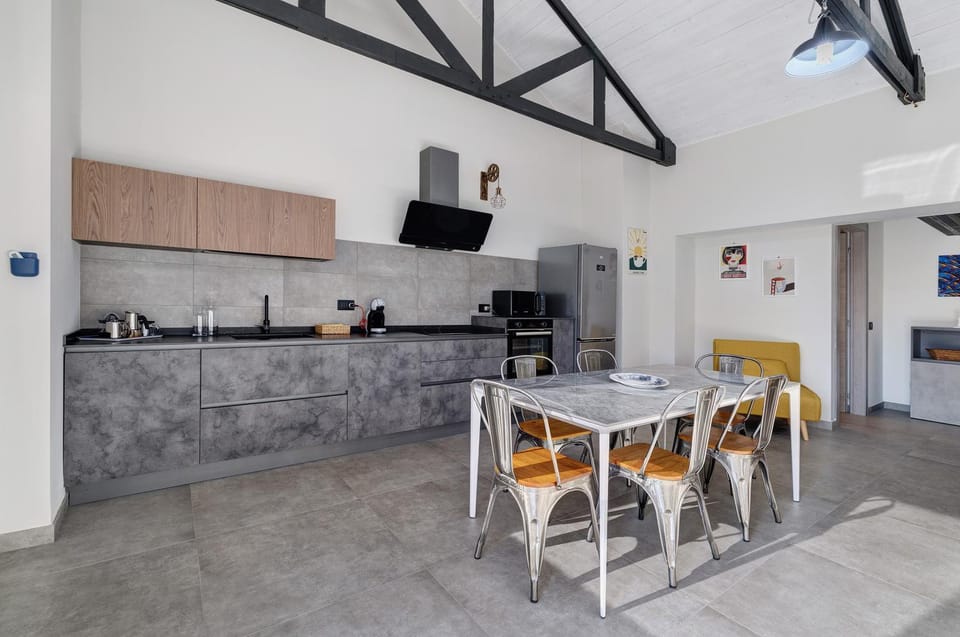 Property building, Kitchen or kitchenette, Living room