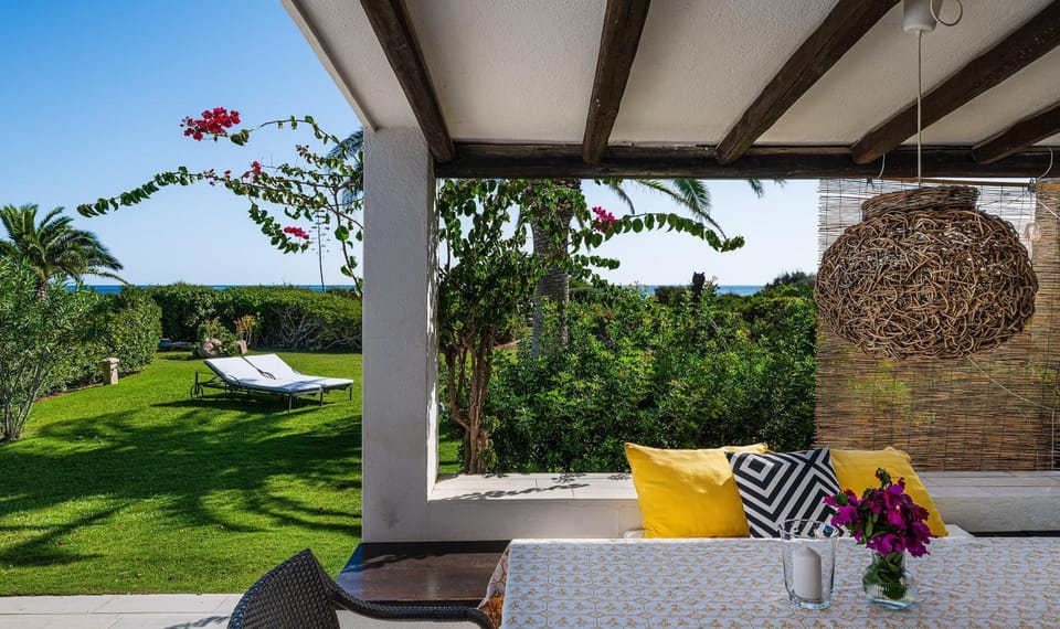 Property building, Balcony/Terrace, Living room