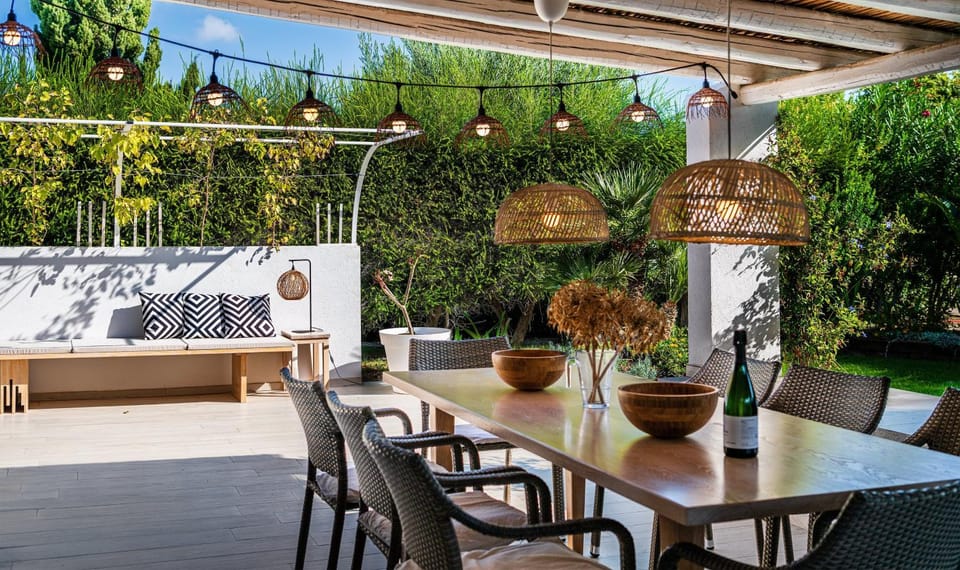 Property building, Balcony/Terrace, Living room