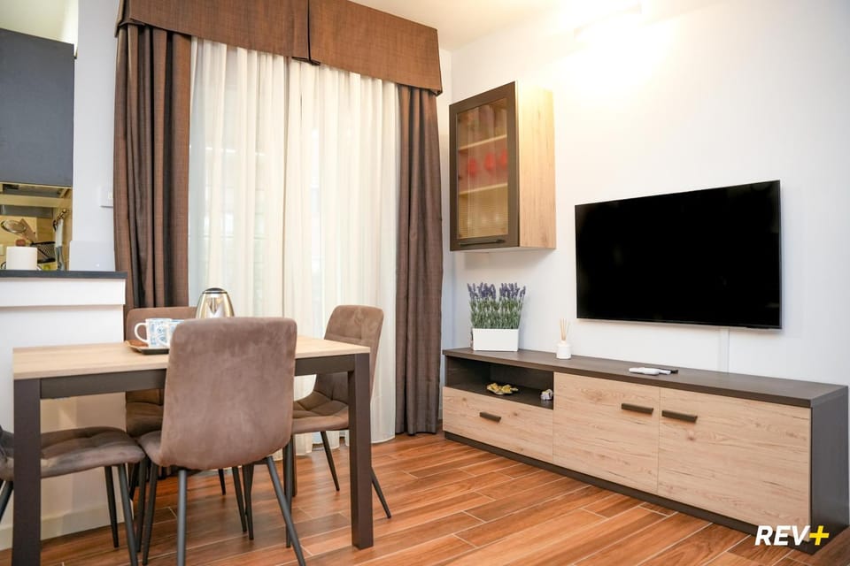 Communal lounge/ TV room, TV and multimedia, Dining area