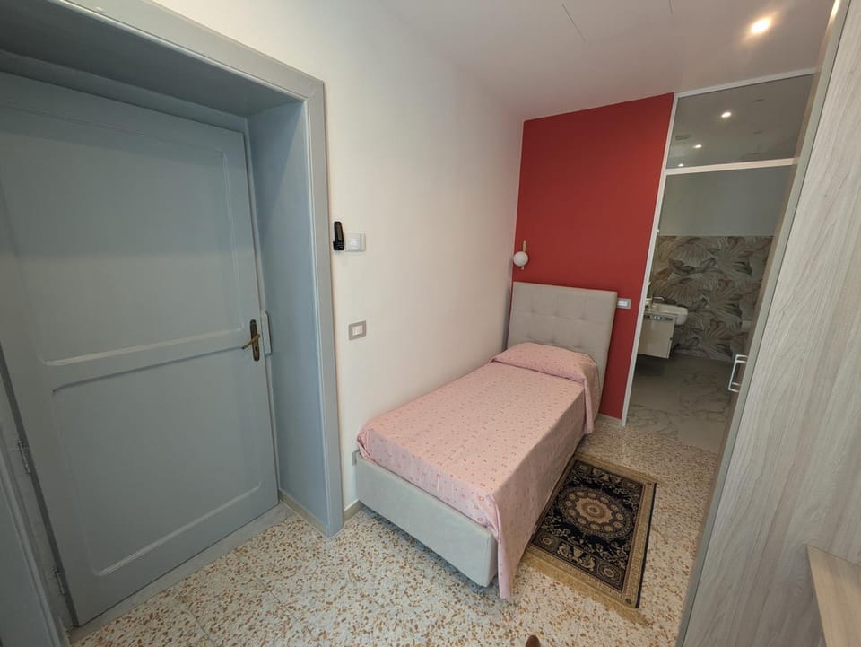 Shower, Toilet, Bed, Bathroom, Photo of the whole room, Seating area, Bedroom, heating, locker, air conditioner