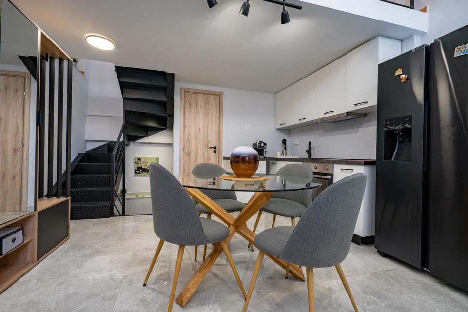 Kitchen or kitchenette, Dining area