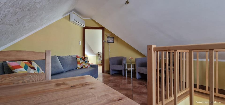 Photo of the whole room, Seating area