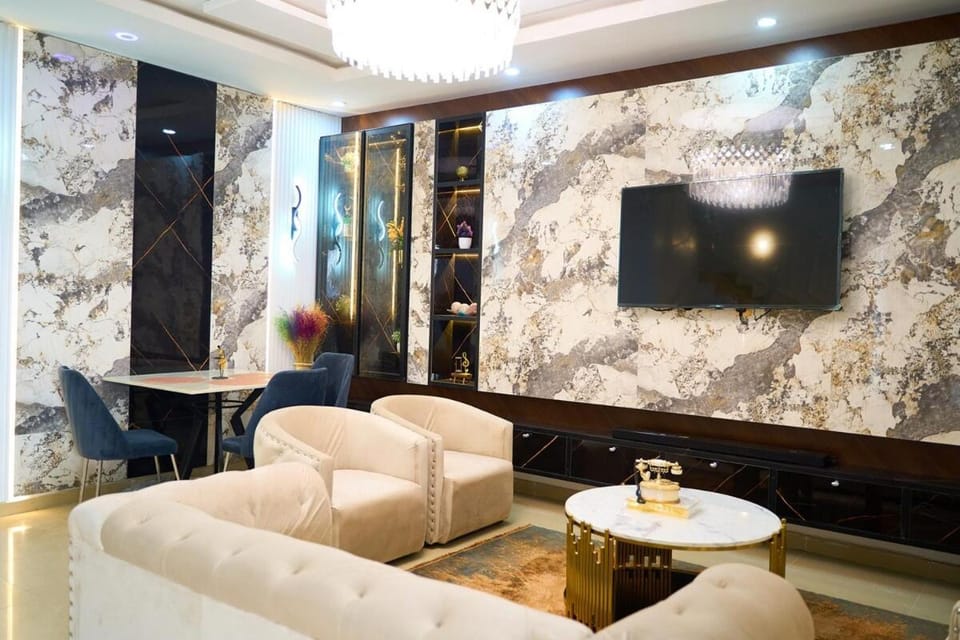 TV and multimedia, Living room, Seating area, Diving