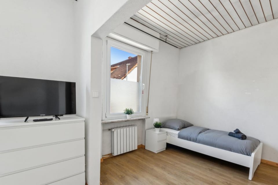 Bed, TV and multimedia, Photo of the whole room, Bedroom, internet
