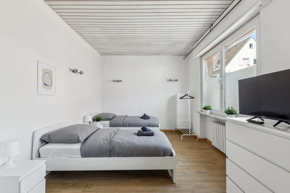 Bed, TV and multimedia, Photo of the whole room, Bedroom