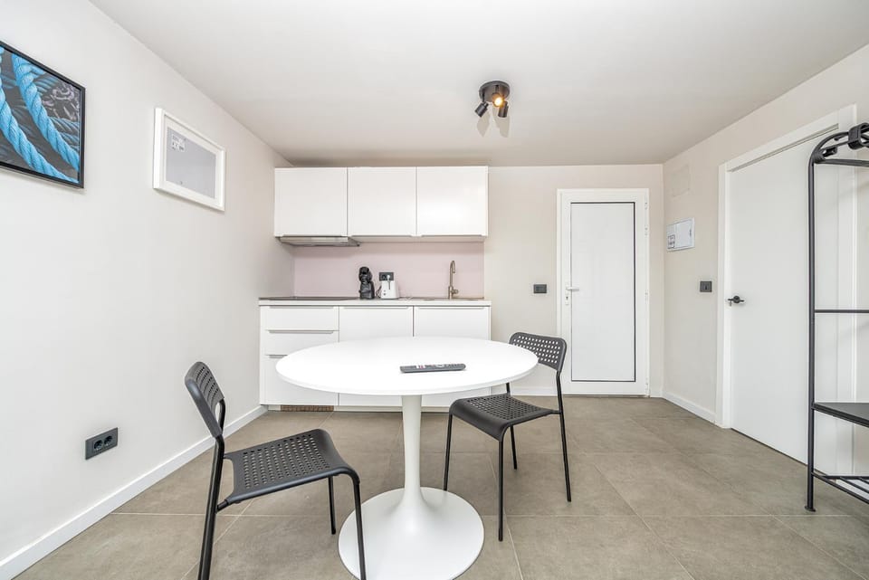 Kitchen or kitchenette, Dining area, stove