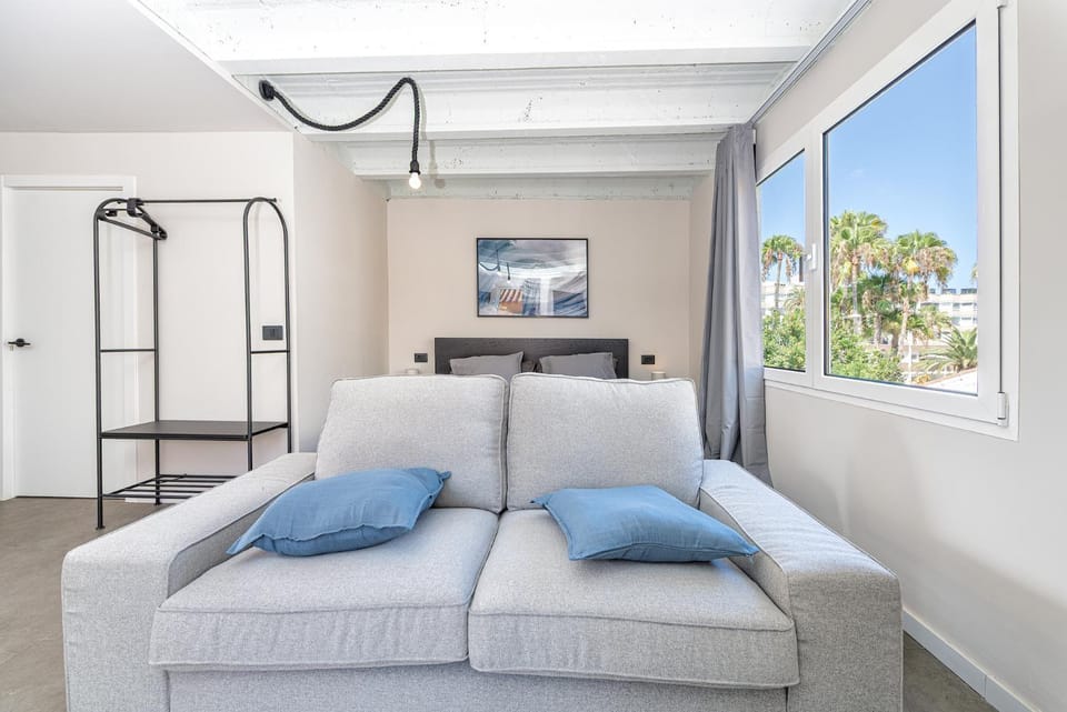 TV and multimedia, Seating area, Bedroom