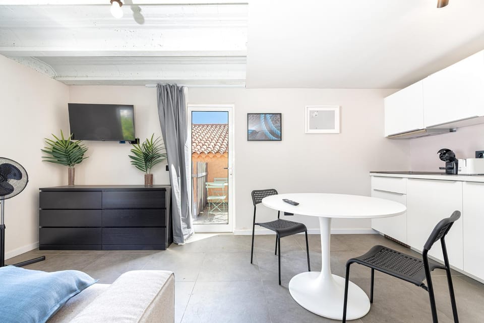 TV and multimedia, Balcony/Terrace, Kitchen or kitchenette, Living room, Dining area, air conditioner