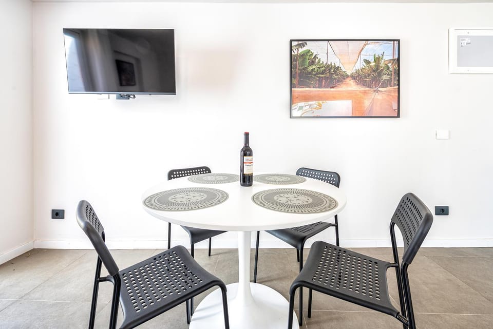 TV and multimedia, Seating area, Dining area