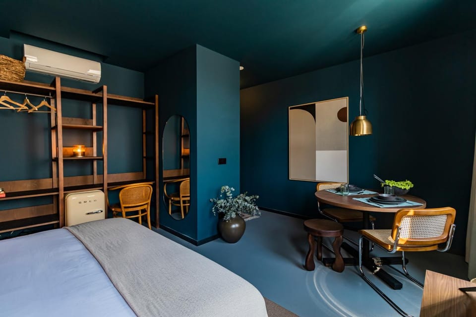 Bed, Living room, Photo of the whole room, Seating area, Bedroom, wardrobe, air conditioner