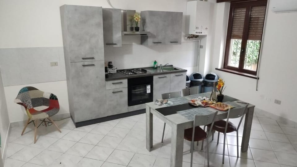 Kitchen or kitchenette, Dining area, oven