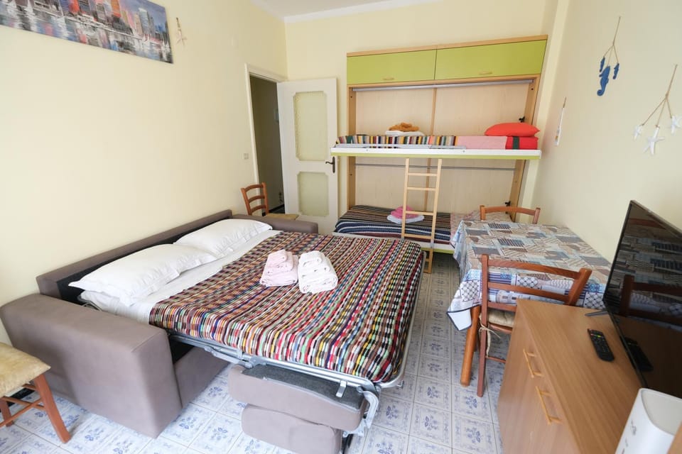 Bed, TV and multimedia, Living room, Photo of the whole room, Seating area, Bedroom, bunk bed, towels