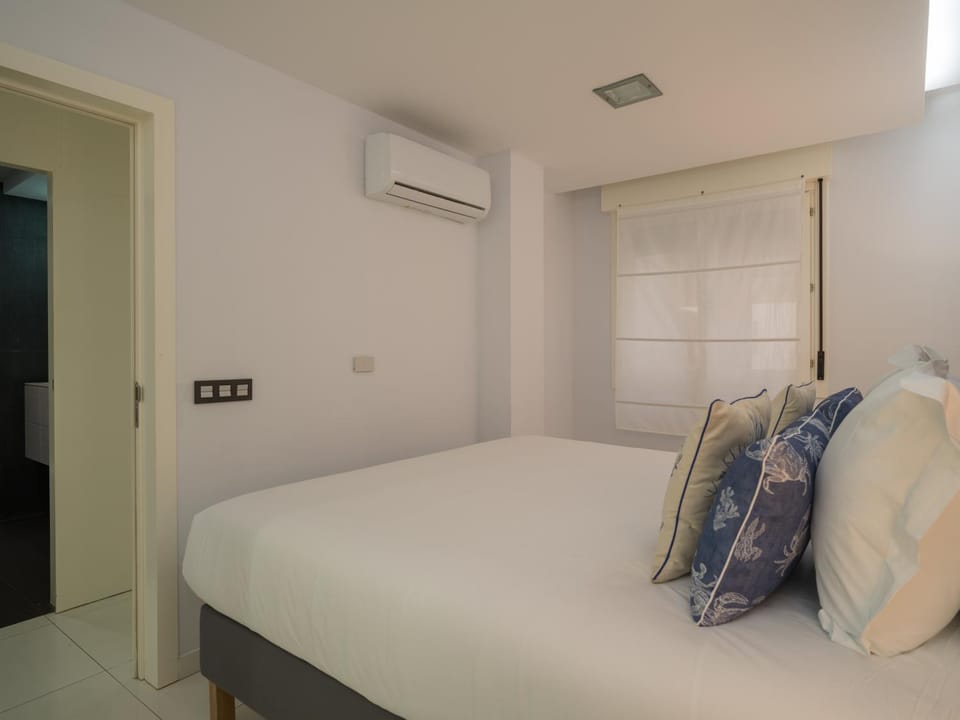 Bedroom, air conditioner