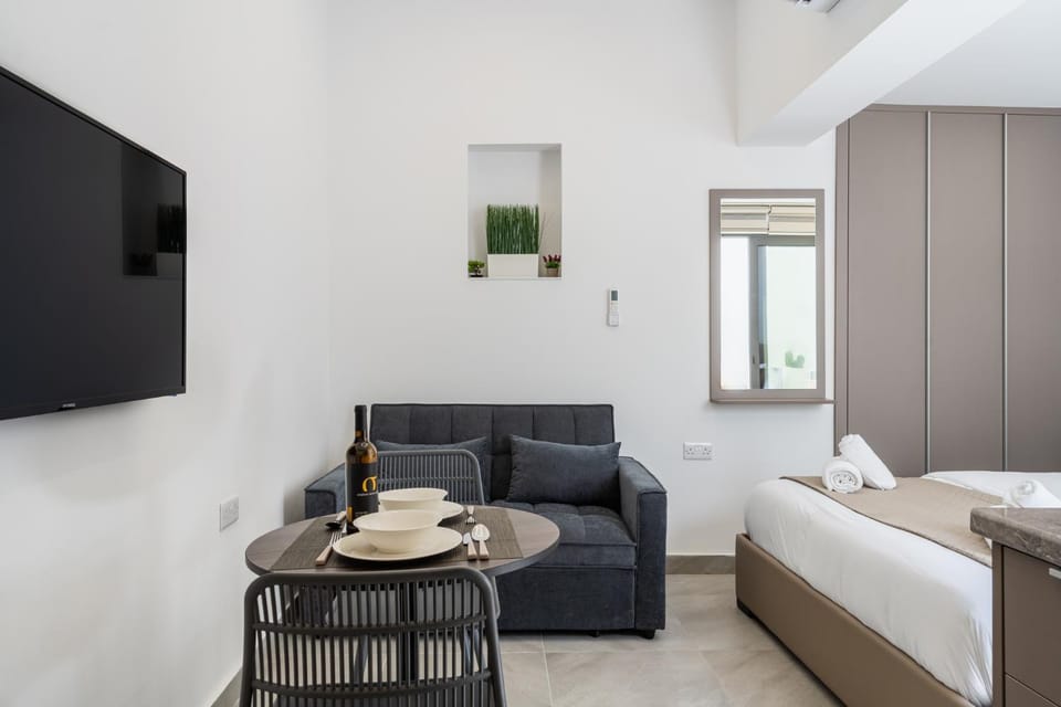 TV and multimedia, Seating area, Dining area