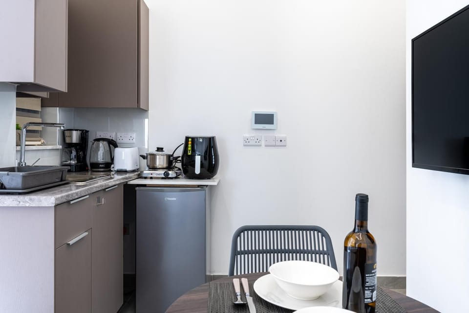 TV and multimedia, Coffee/tea facilities, Kitchen or kitchenette, Dining area, stove, toaster