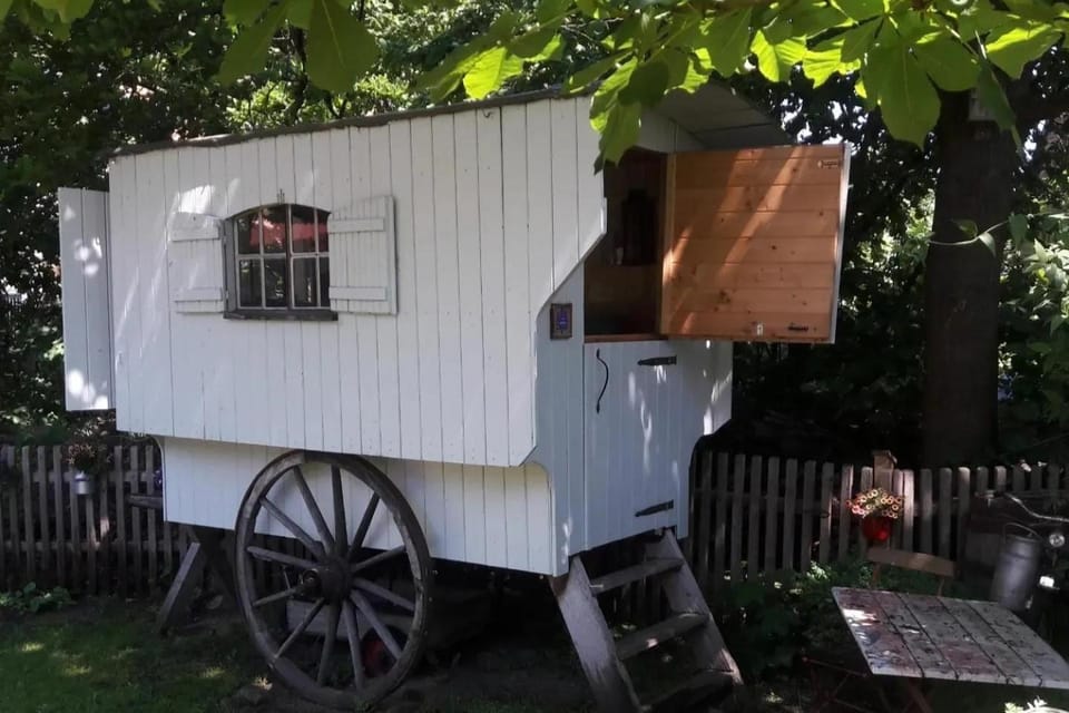 Schäferwagen auf dem Antikhof Bed and Breakfast in Lower Saxony, Germany