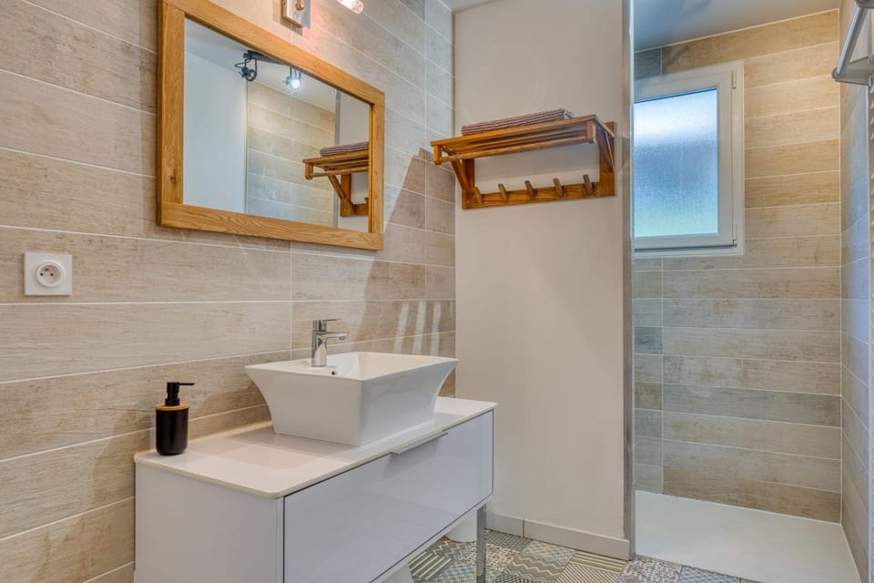 Shower, Bathroom, towels