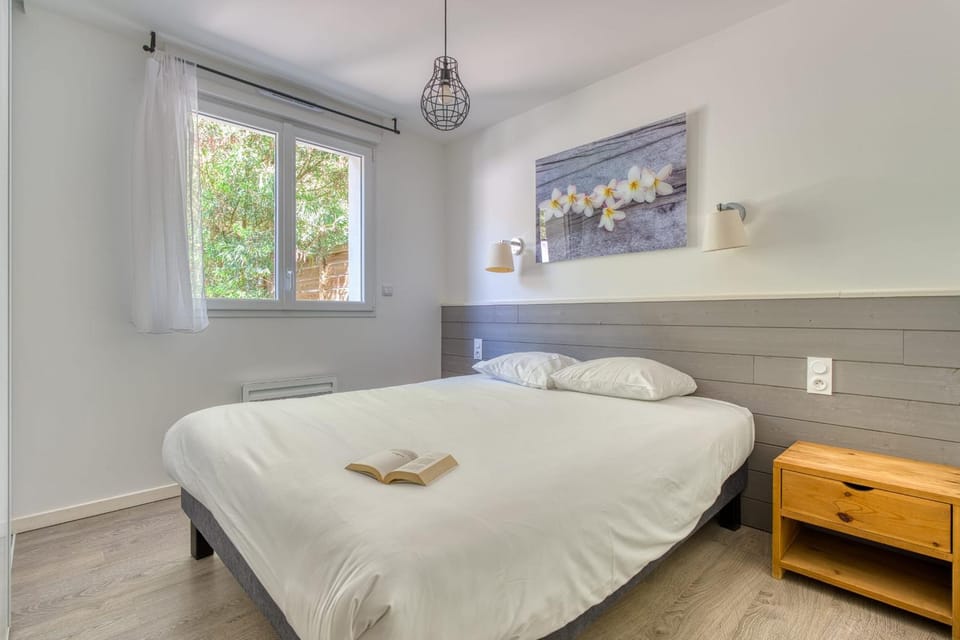 Bed, Photo of the whole room, towels