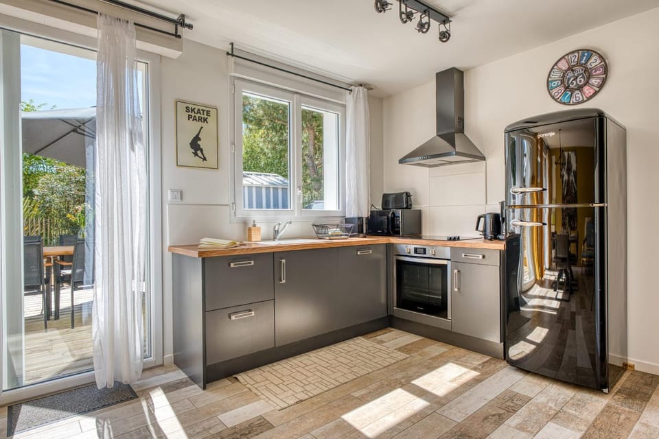 Coffee/tea facilities, Kitchen or kitchenette, Dining area, dishwasher, stove, toaster