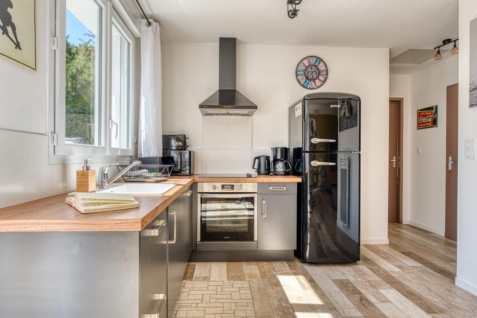 Coffee/tea facilities, Kitchen or kitchenette, Dining area, dishwasher, toaster