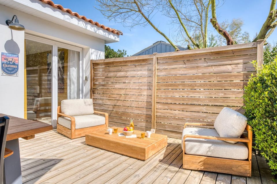Patio, Day, sunbed